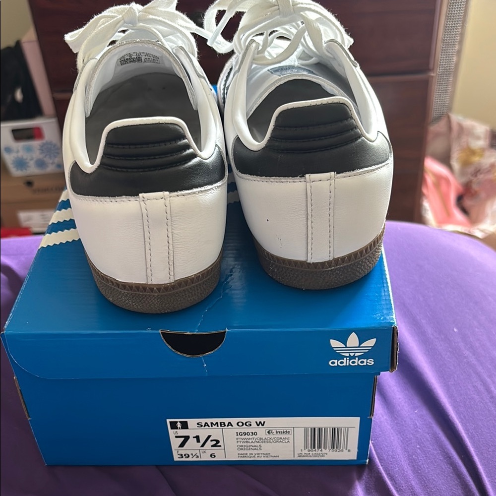 Adidas Classic White and Black Shoes - Picture 5 of 9